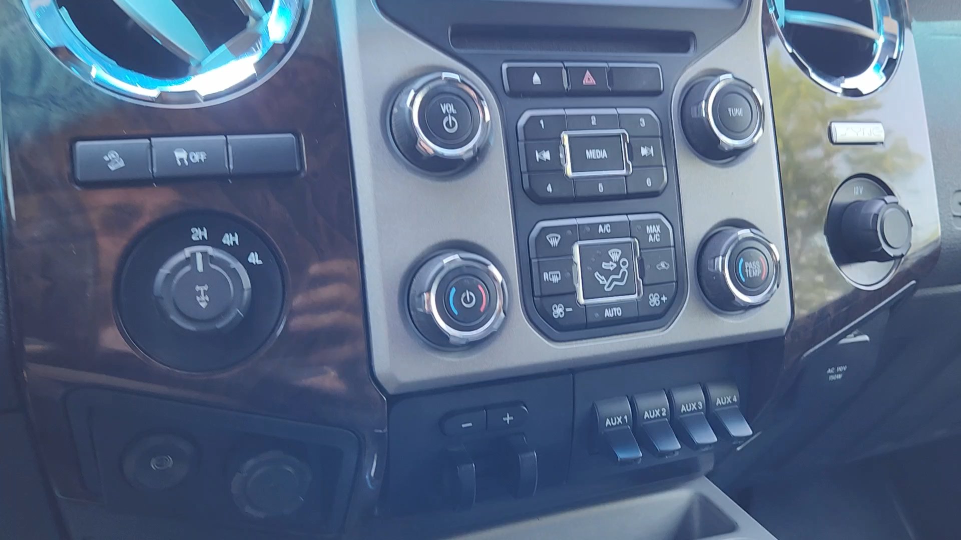 Used 2015 Ford F250 Platinum w/ FX4 Off-Road Package AWD/4WD image 26