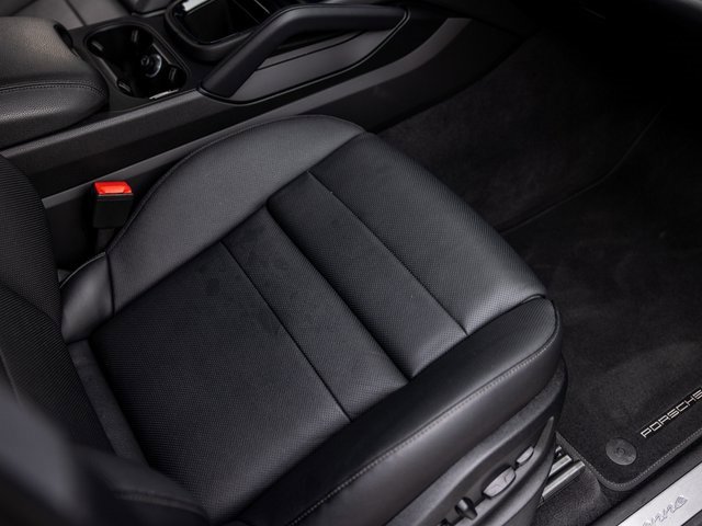 Used 2025 Porsche Cayenne image 35