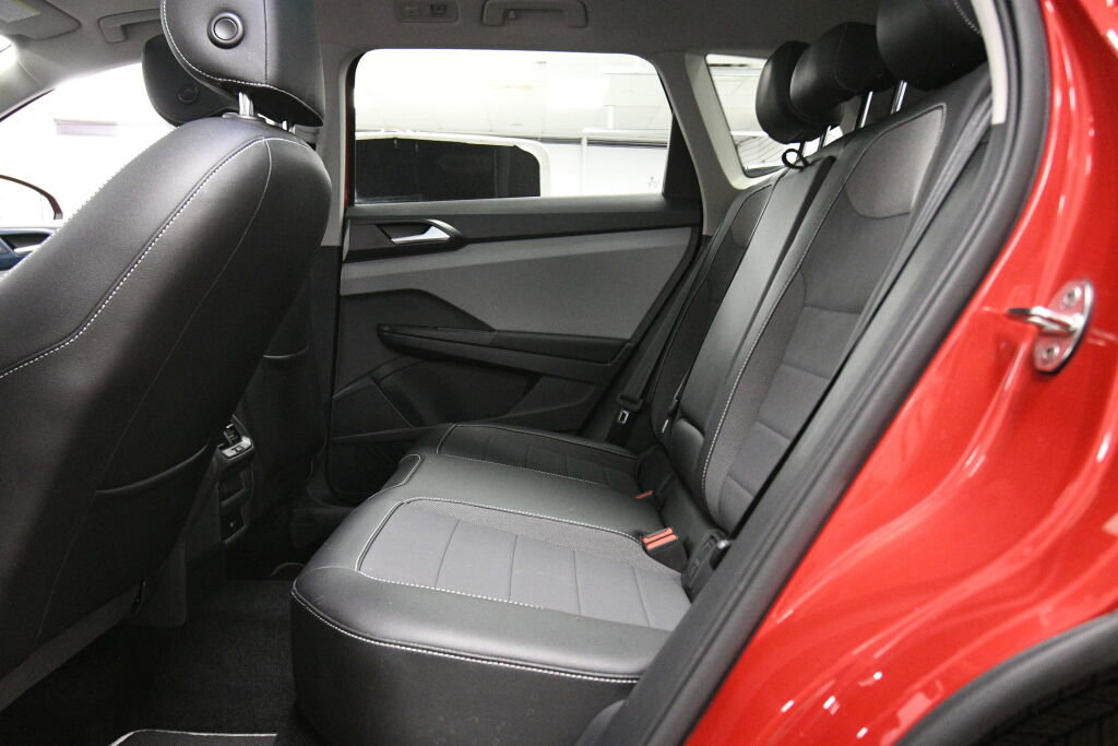 Used 2023 Volkswagen Taos SE w/ Panoramic Sunroof Package AWD/4WD image 21