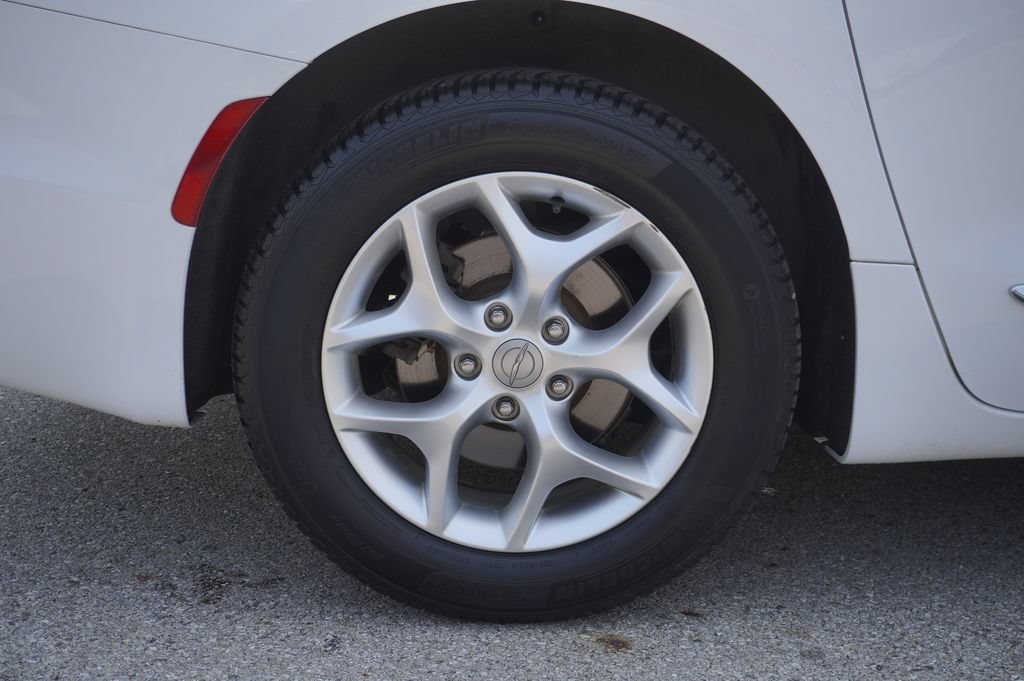 Used 2020 Chrysler Pacifica Touring-L Plus w/ Tire & Wheel Group FWD image 12