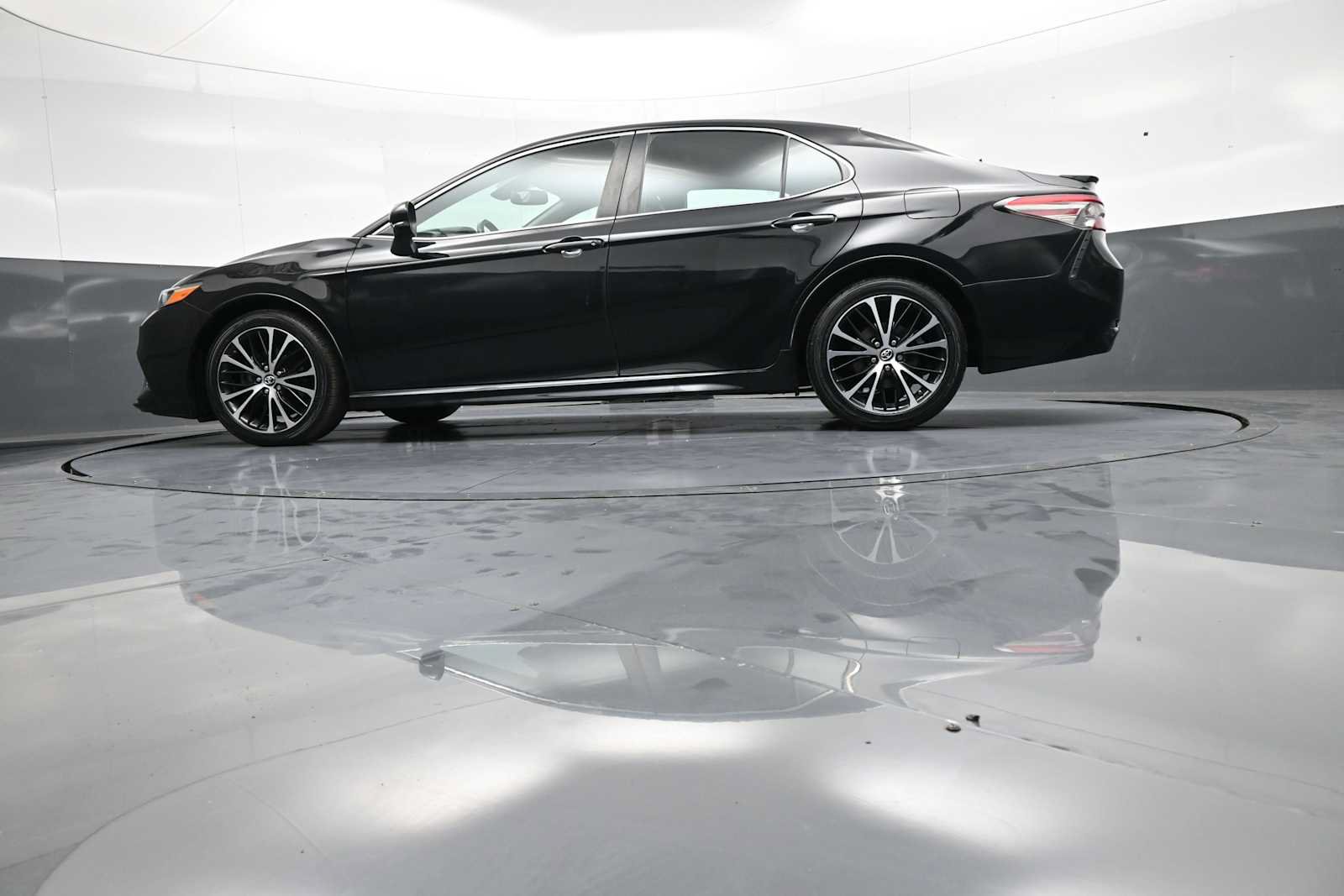 Certified 2019 Toyota Camry SE w/ Convenience Package FWD image 32