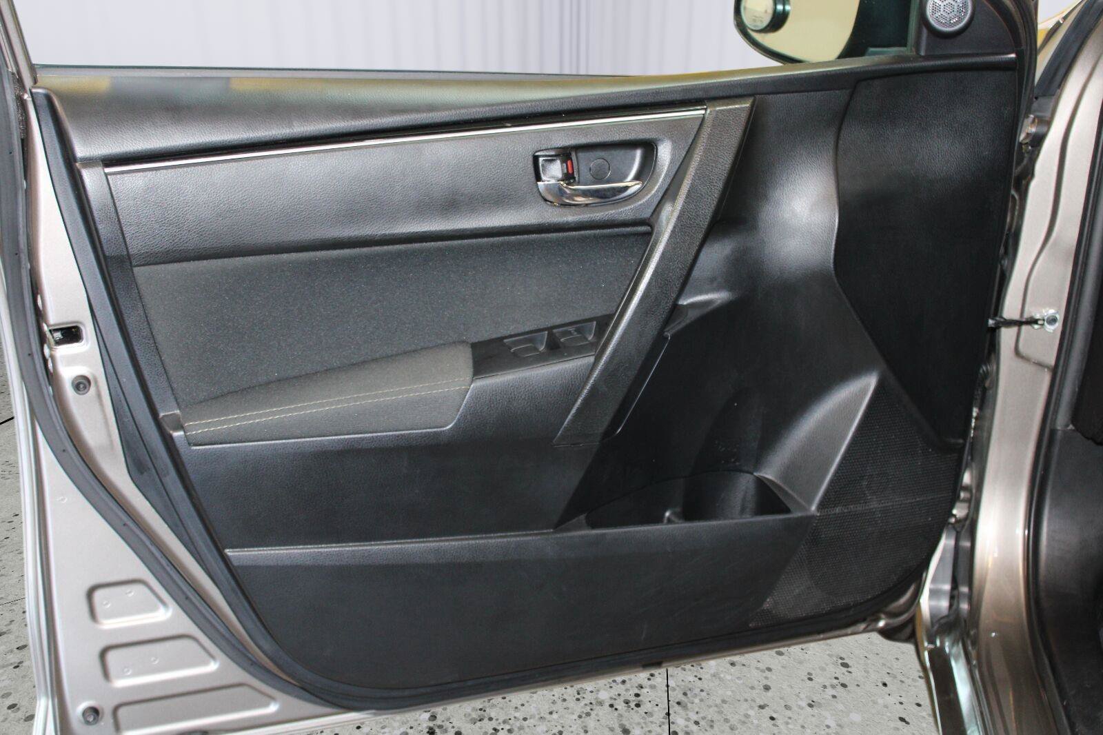 Used 2018 Toyota Corolla LE FWD image 44