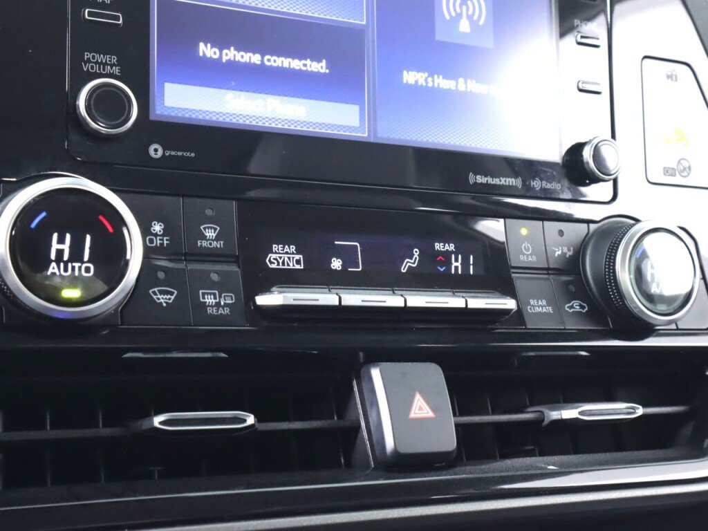 Used 2020 Toyota Highlander LE AWD/4WD image 22