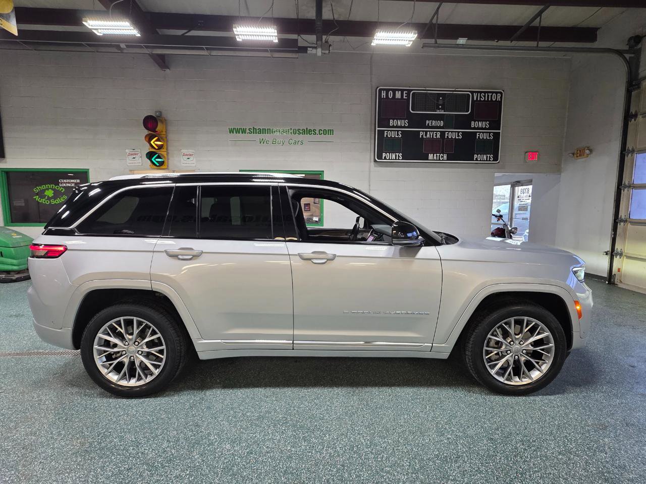 Used 2022 Jeep Grand Cherokee Summit image 5