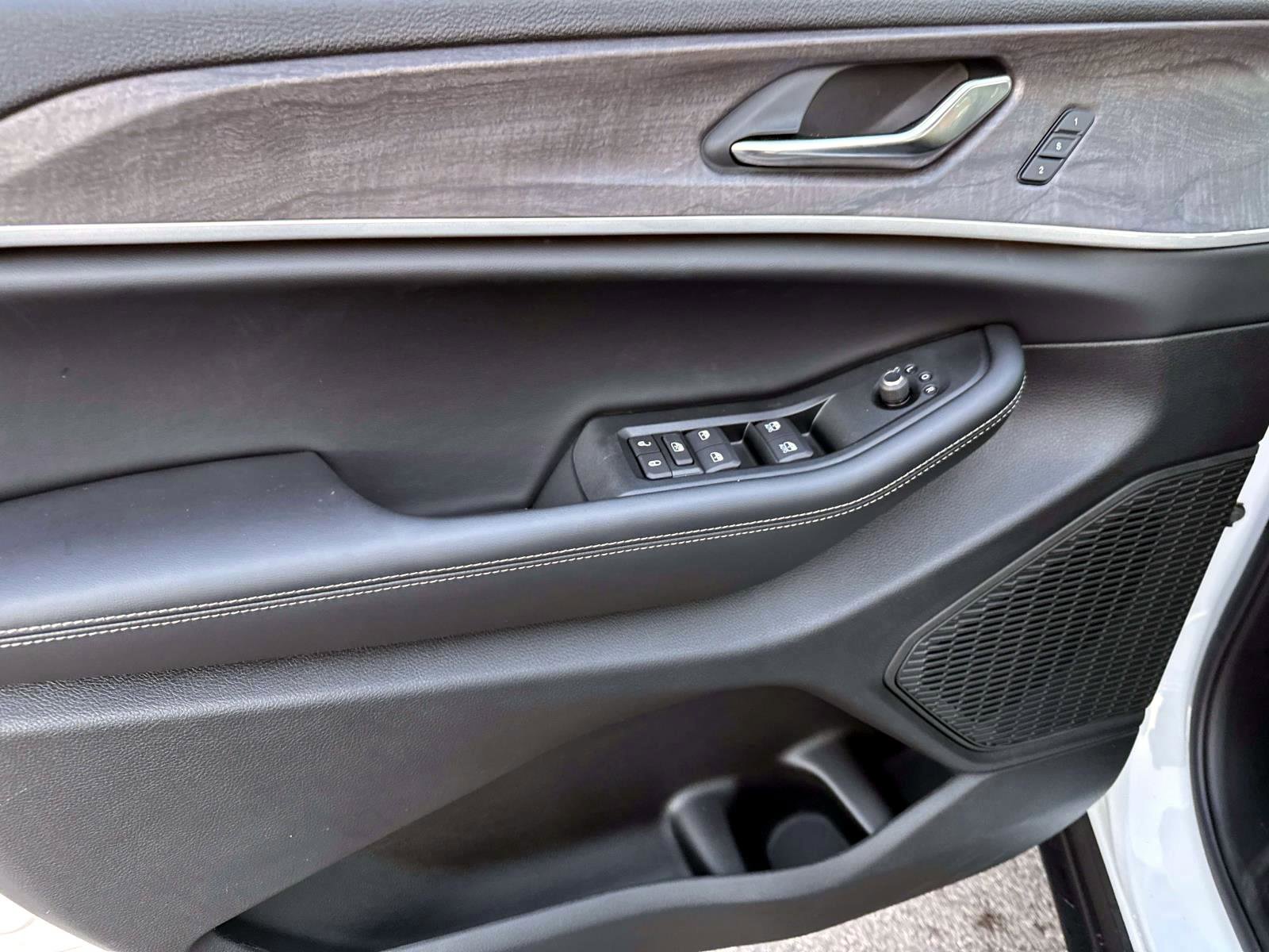 New 2025 Jeep Grand Cherokee Limited image 9