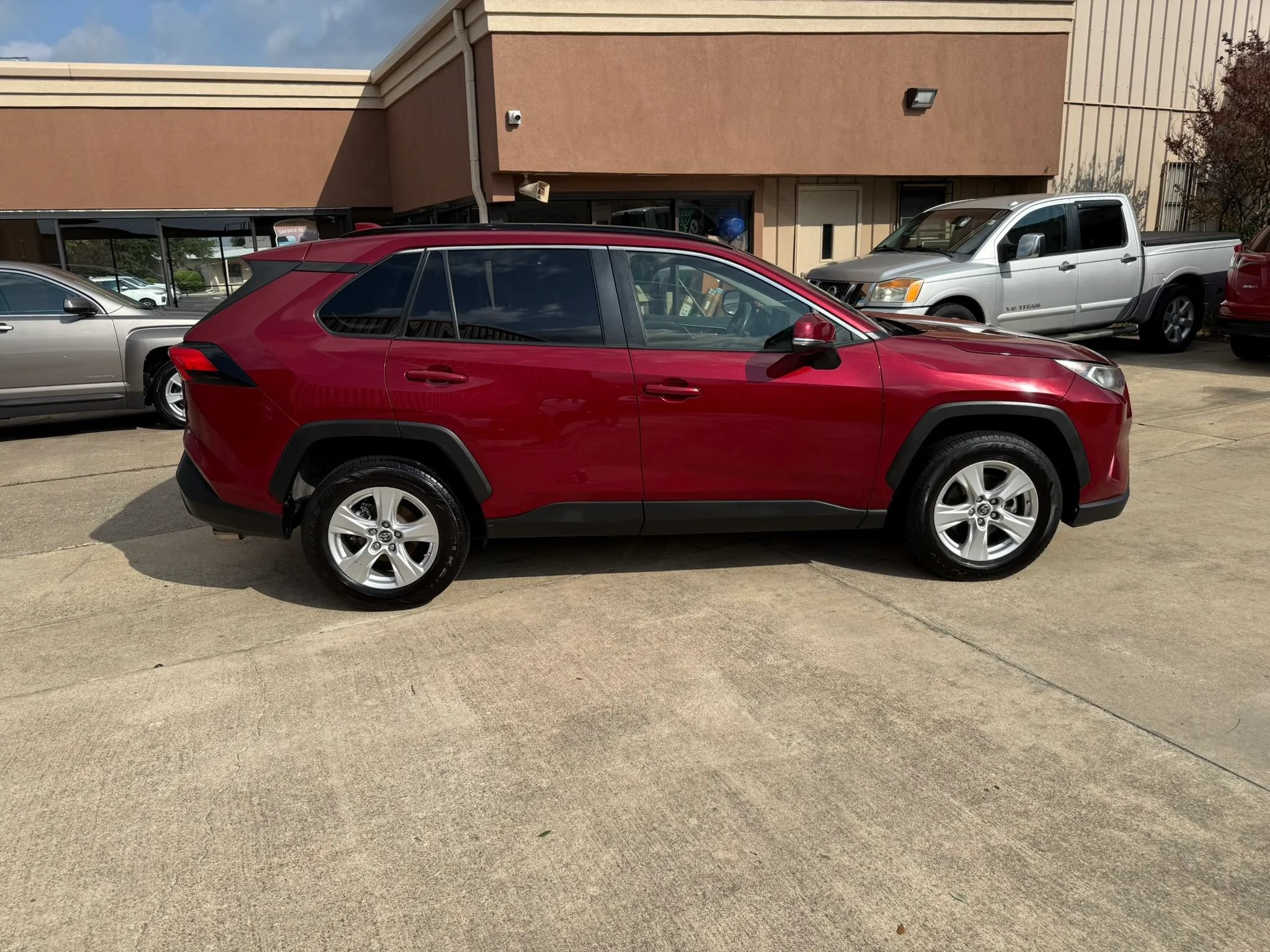 Used 2019 Toyota RAV4 XLE w/ Carpet Mat Package FWD image 4