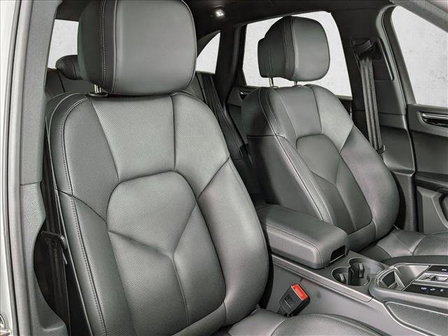 Certified 2025 Porsche Macan AWD/4WD image 24