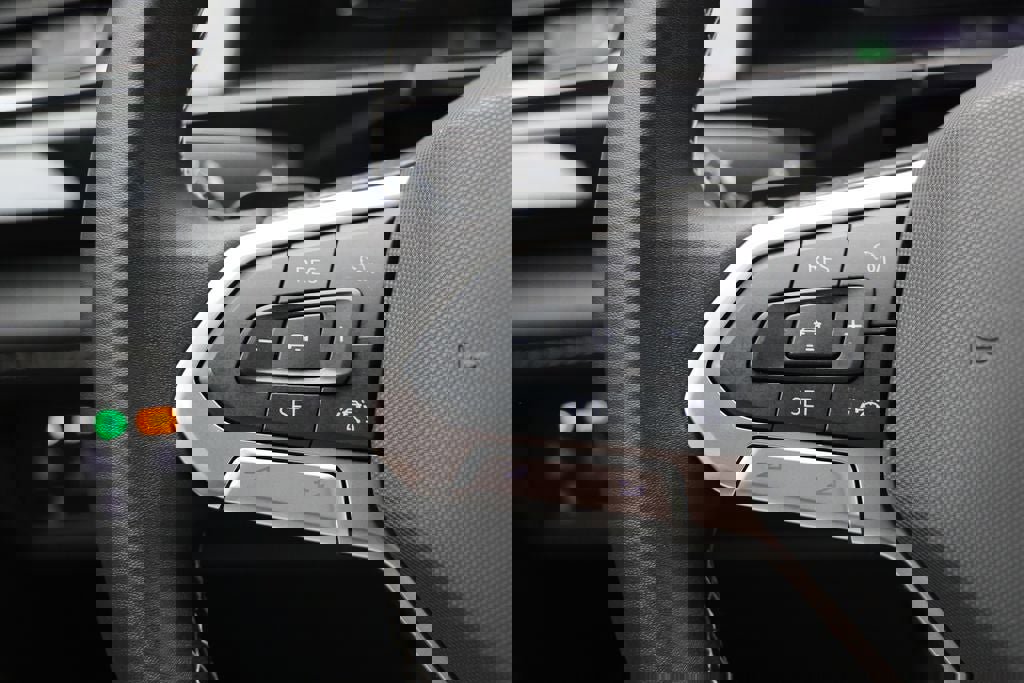 Used 2025 Volkswagen Atlas Cross Sport SE image 19