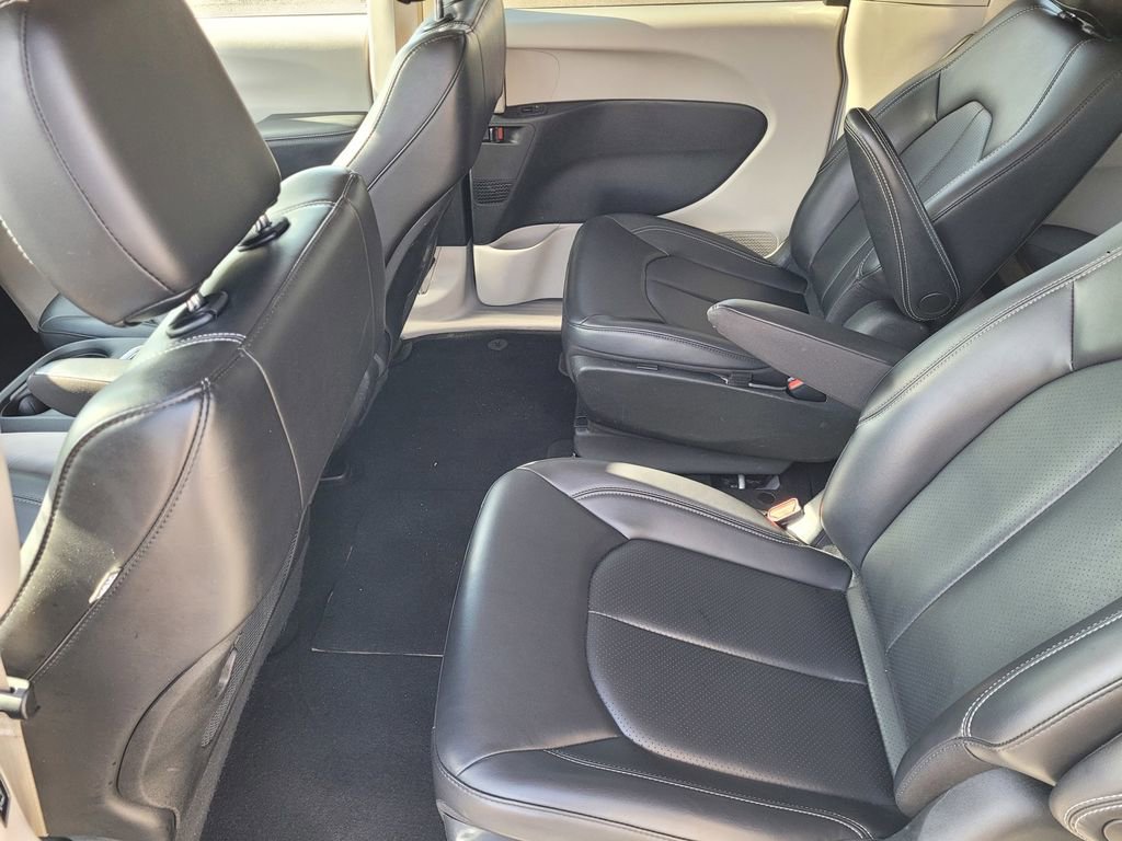 Used 2023 Chrysler Pacifica Touring-L FWD image 11