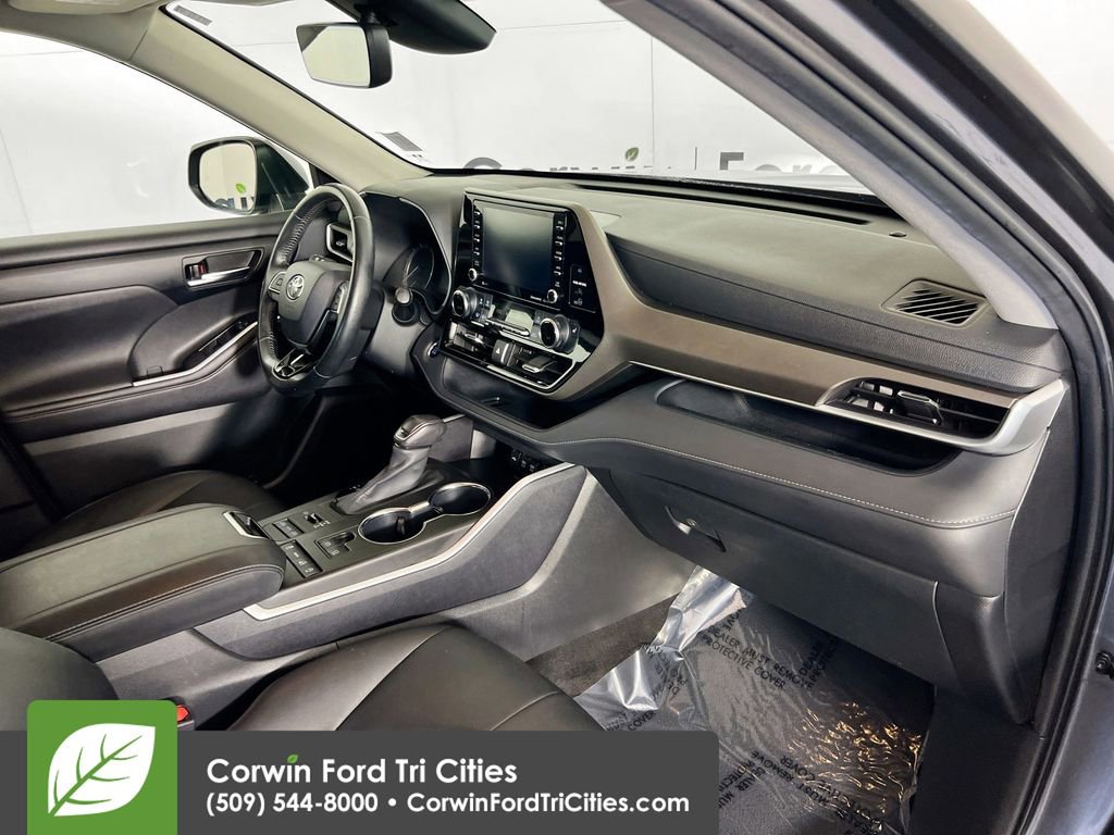 Used 2020 Toyota Highlander XLE AWD/4WD image 32