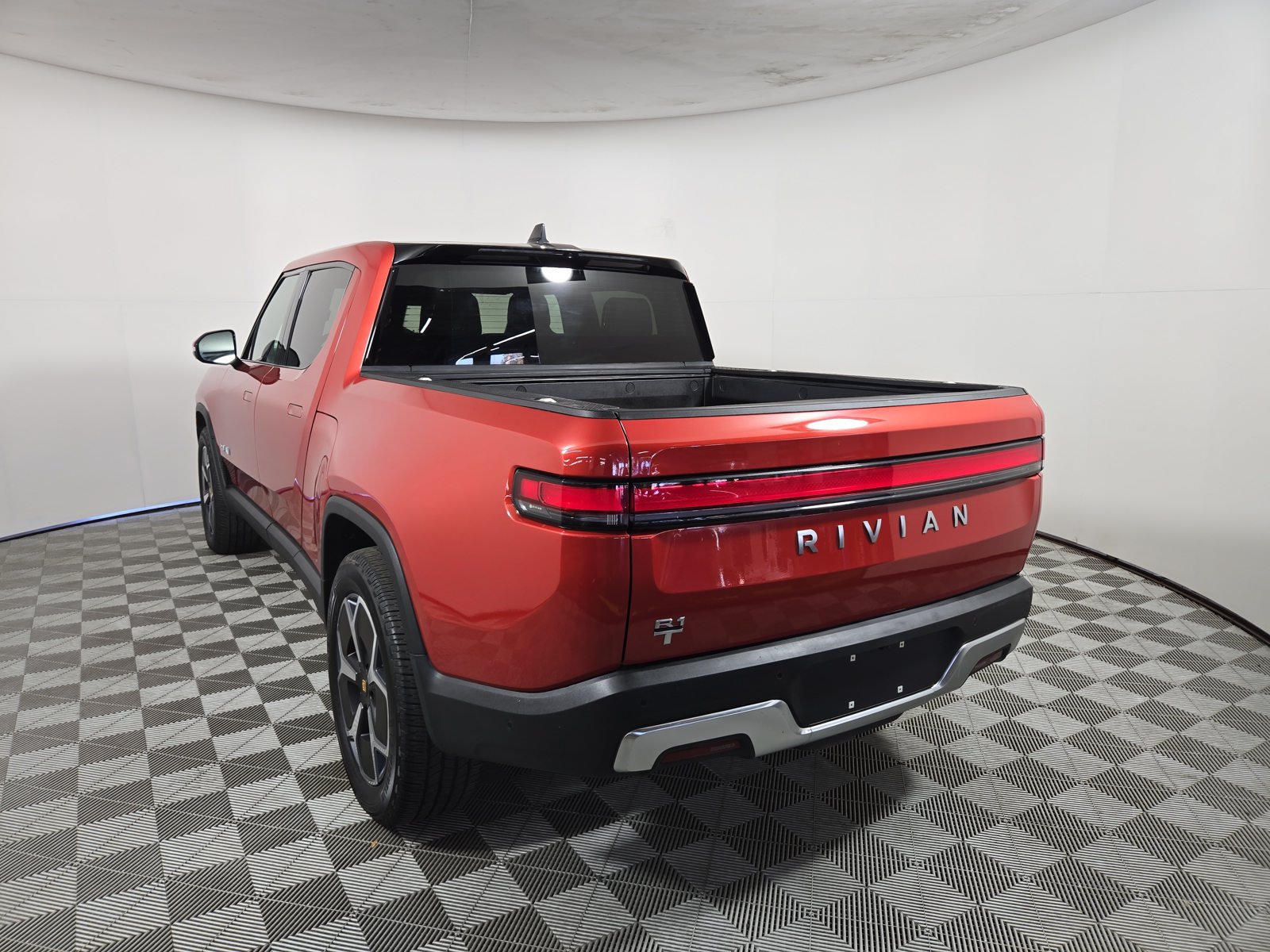 Used 2023 Rivian R1T Adventure Dual AWD/4WD image 3