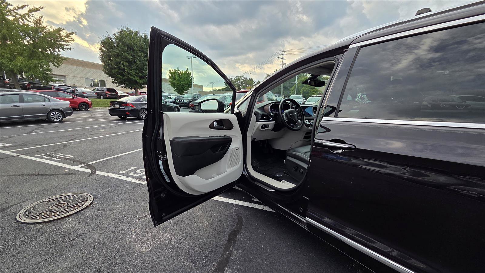 Used 2017 Chrysler Pacifica Touring-L Plus w/ Advanced Safetytec Group FWD image 12