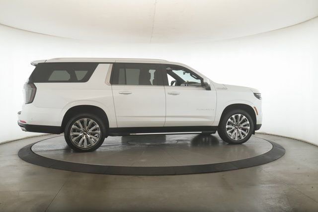 Used 2025 Chevrolet Suburban High Country AWD/4WD image 6