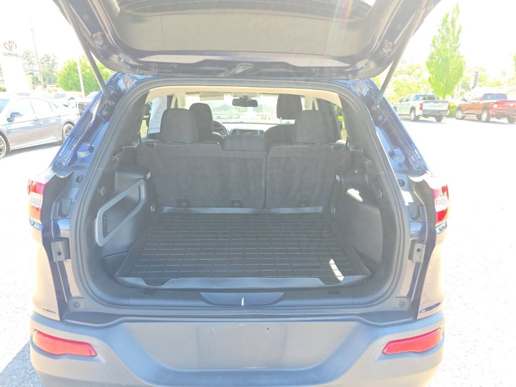 Used 2015 Jeep Cherokee Latitude w/ Cold Weather Group AWD/4WD image 6