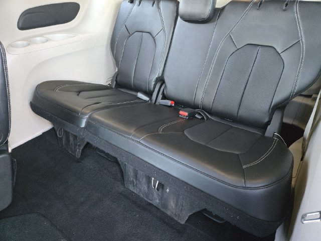 Used 2024 Chrysler Pacifica Touring-L FWD image 31