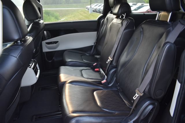 Certified 2023 Kia Carnival EX FWD image 18