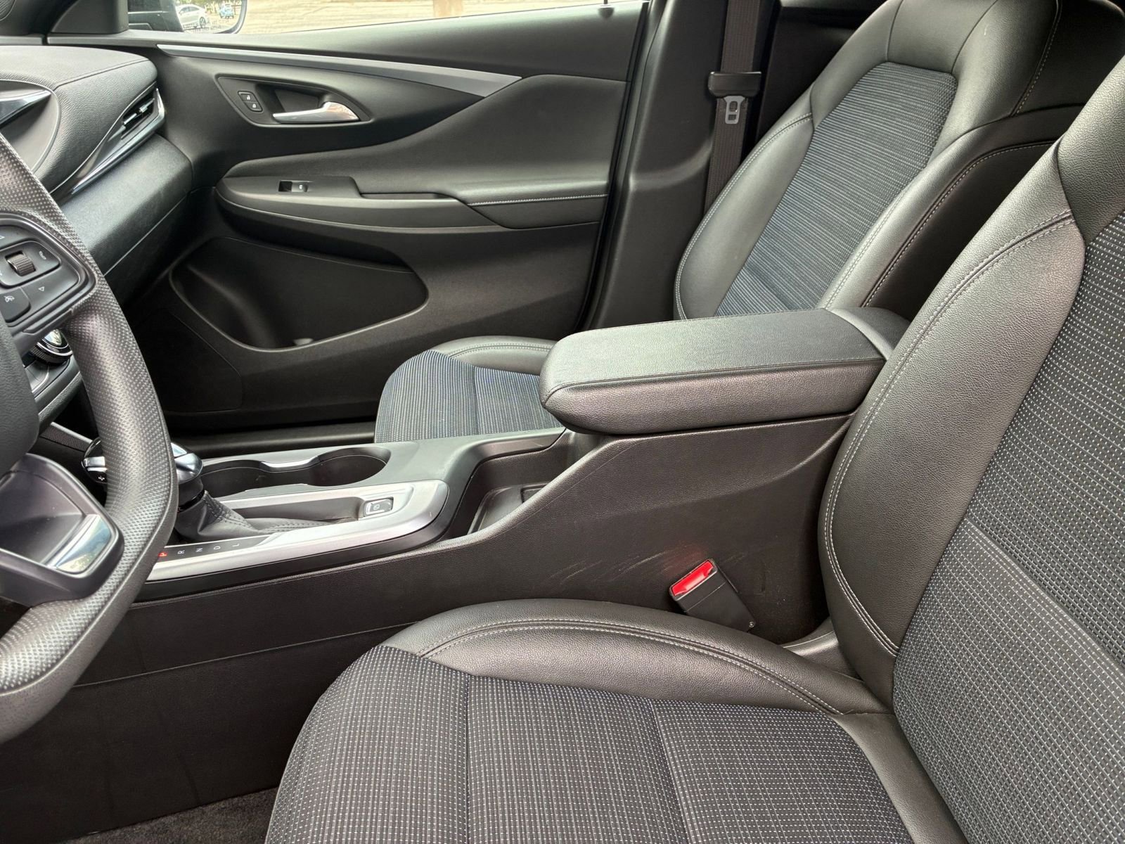 Used 2025 Buick Envista Preferred FWD image 40