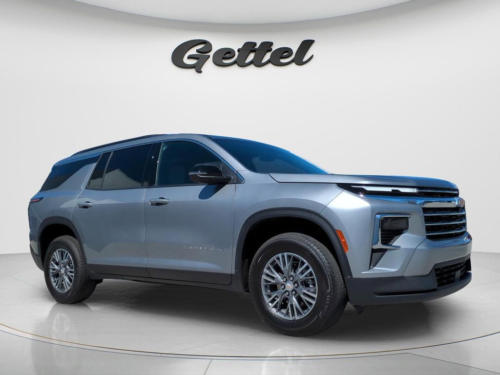 Used 2025 Chevrolet Traverse LT image 3