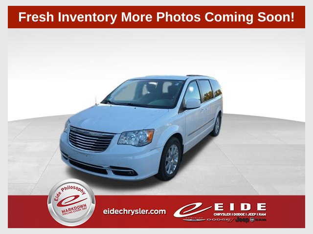 Used 2015 Chrysler Town & Country Touring FWD image 1
