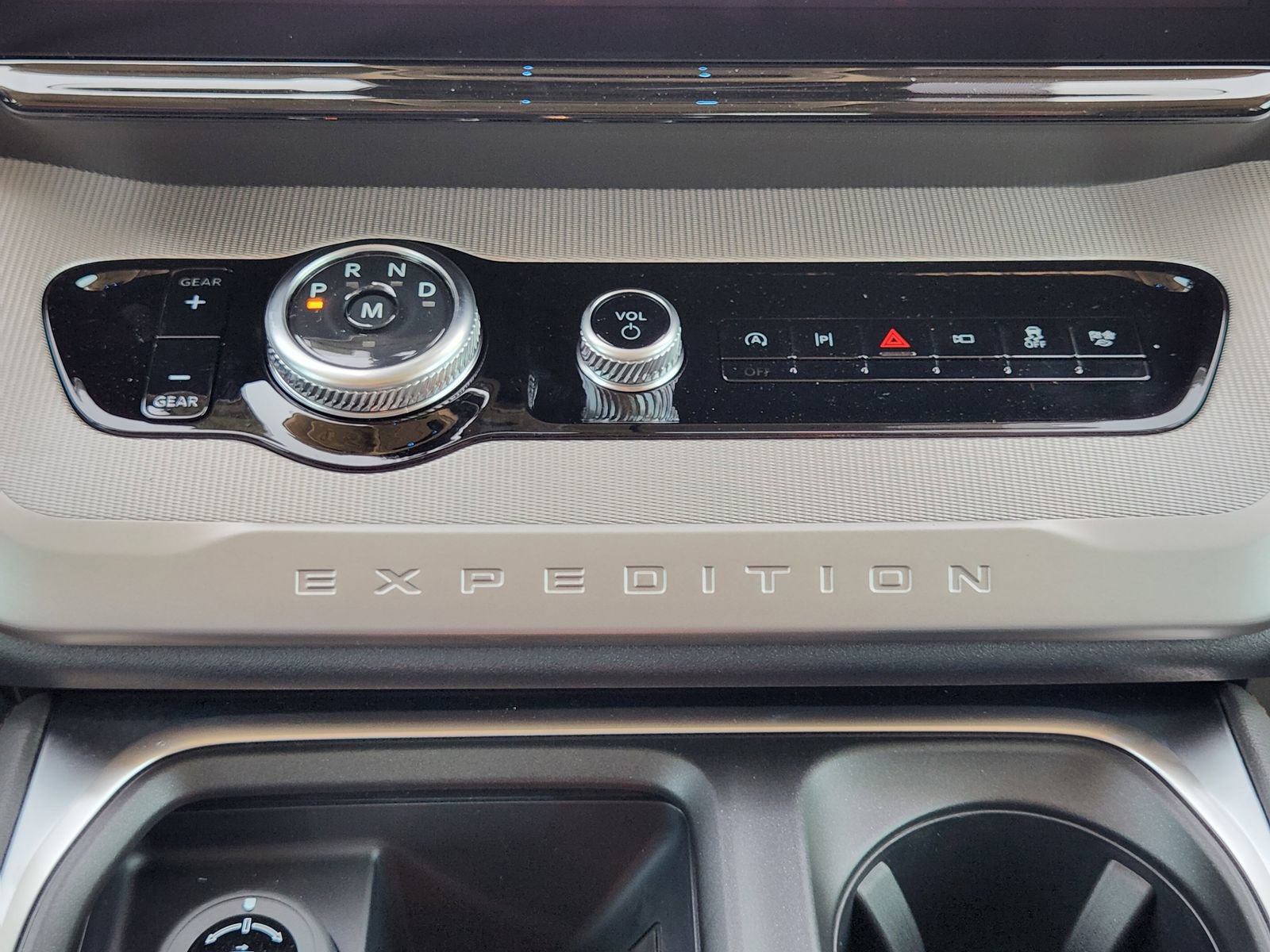 New 2025 Ford Expedition Active image 18