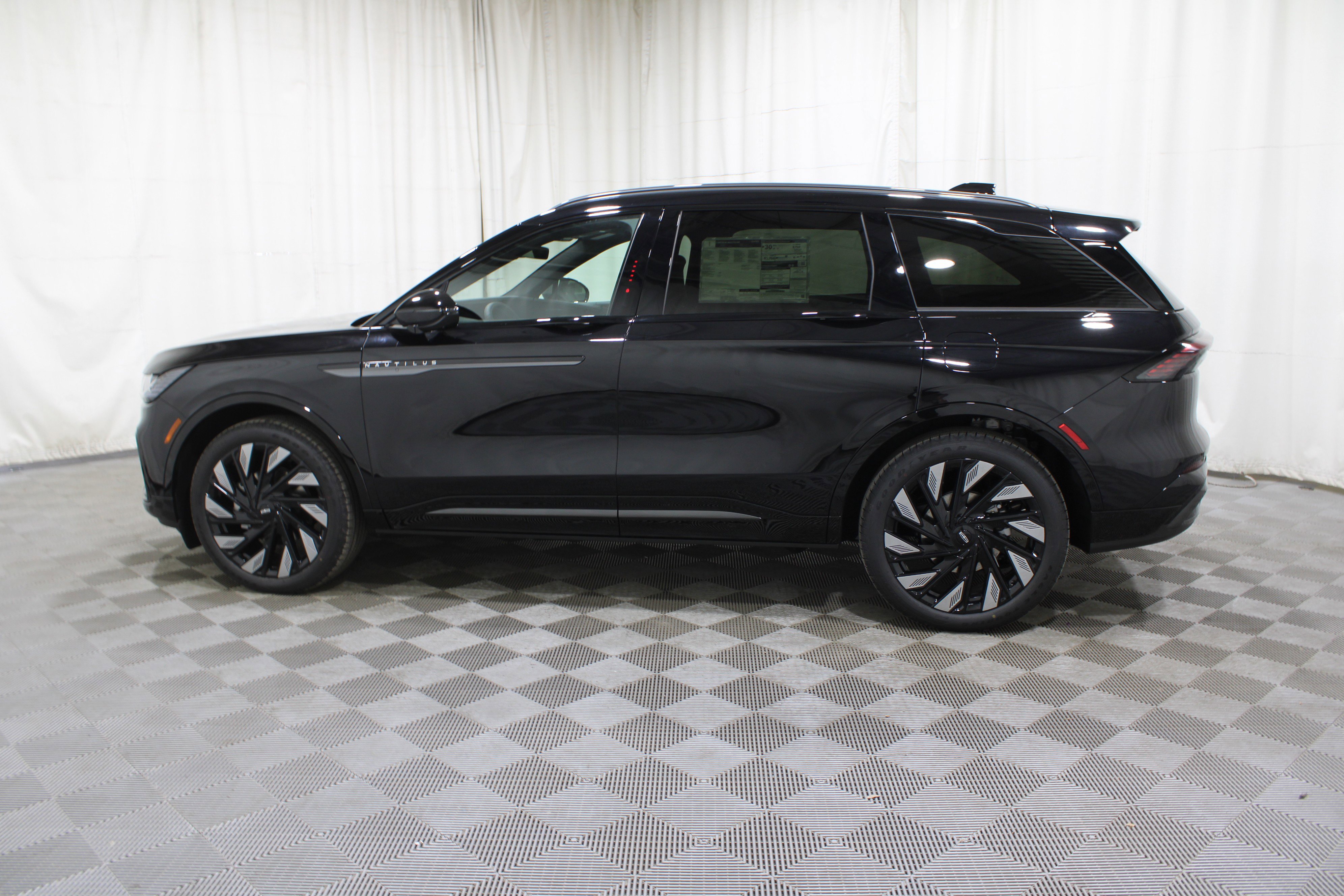 Used 2025 Lincoln Nautilus Reserve w/ Jet Appearance Package AWD/4WD image 27