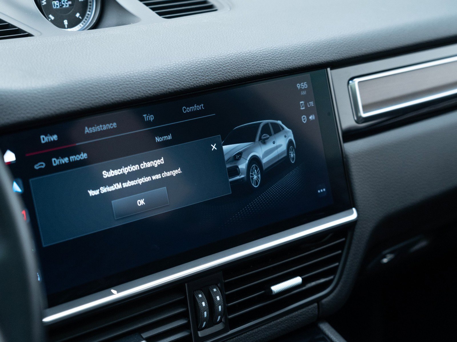 Certified 2022 Porsche Cayenne Platinum Edition image 26