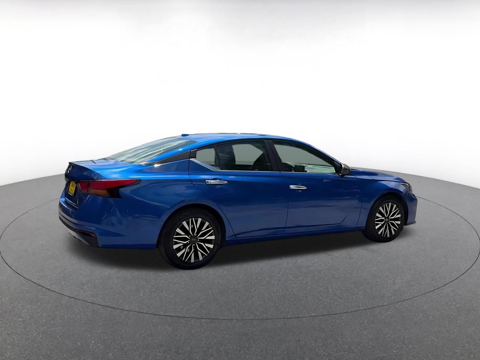 Used 2025 Nissan Altima 2.5 SV FWD image 12