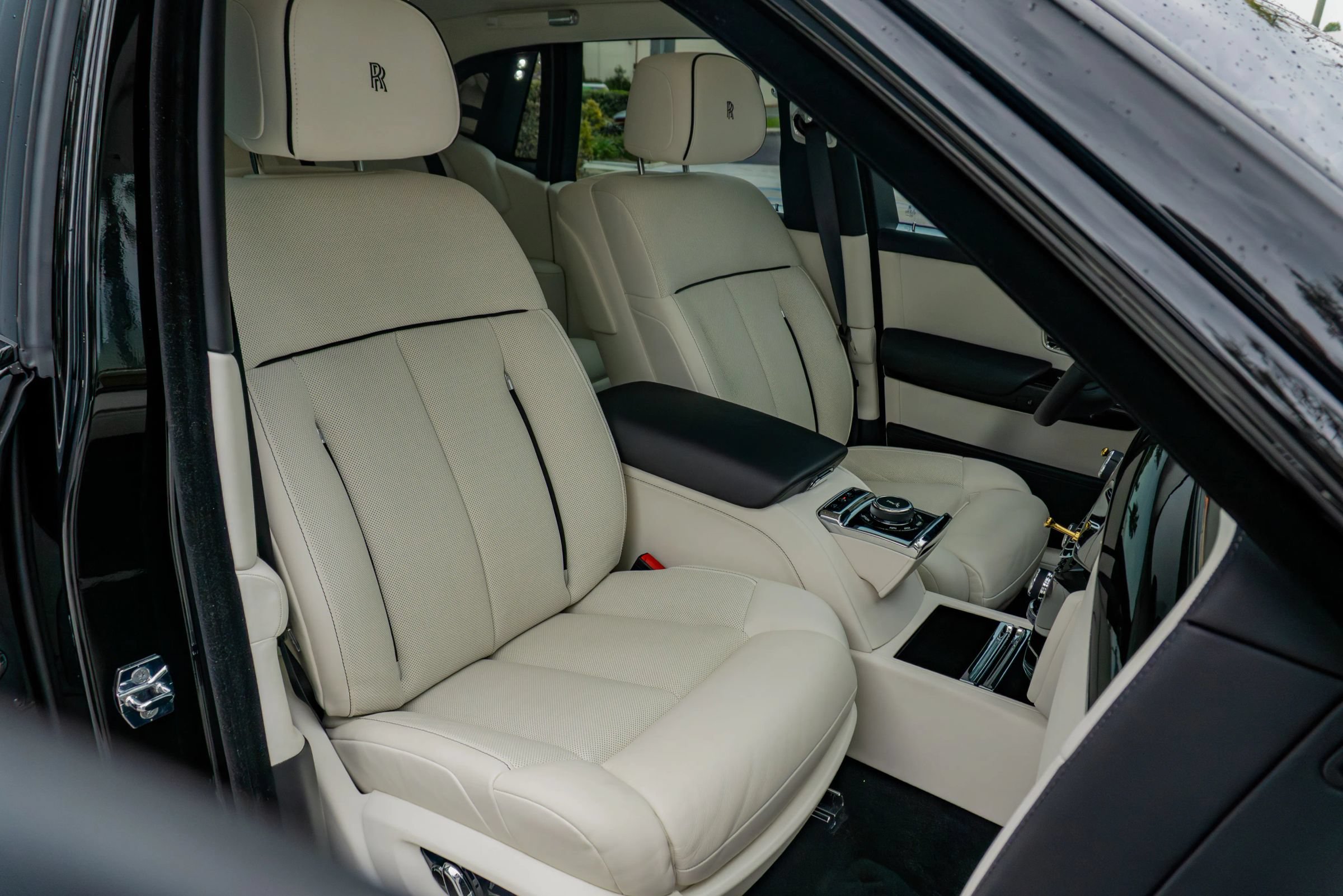 Used 2024 Rolls-Royce Phantom Sedan RWD image 11