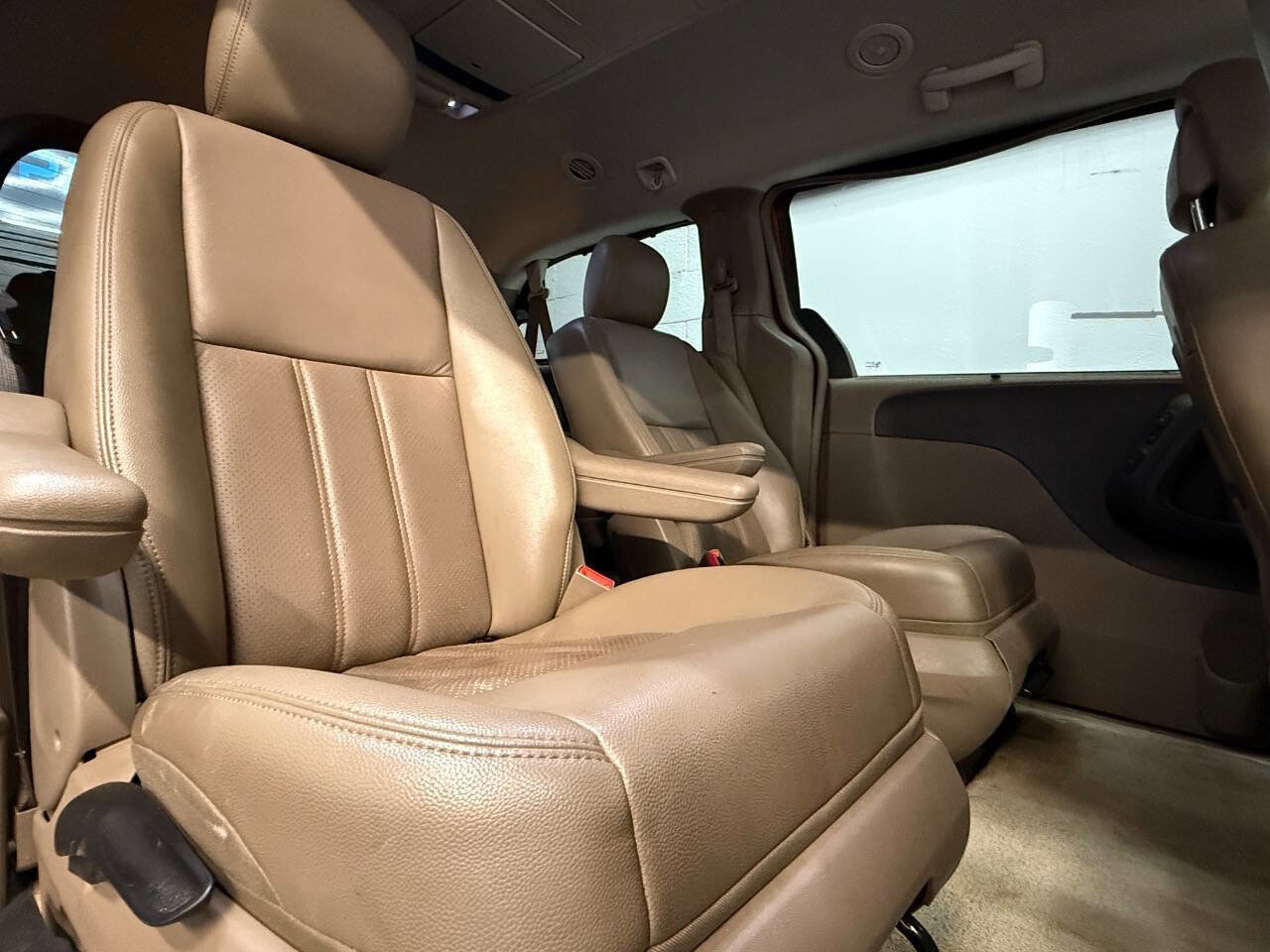 Used 2012 Chrysler Town & Country Touring-L w/ Entertainment Group #2 FWD image 8