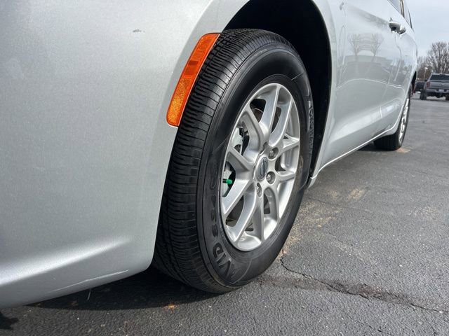 Used 2024 Chrysler Pacifica Touring-L image 12