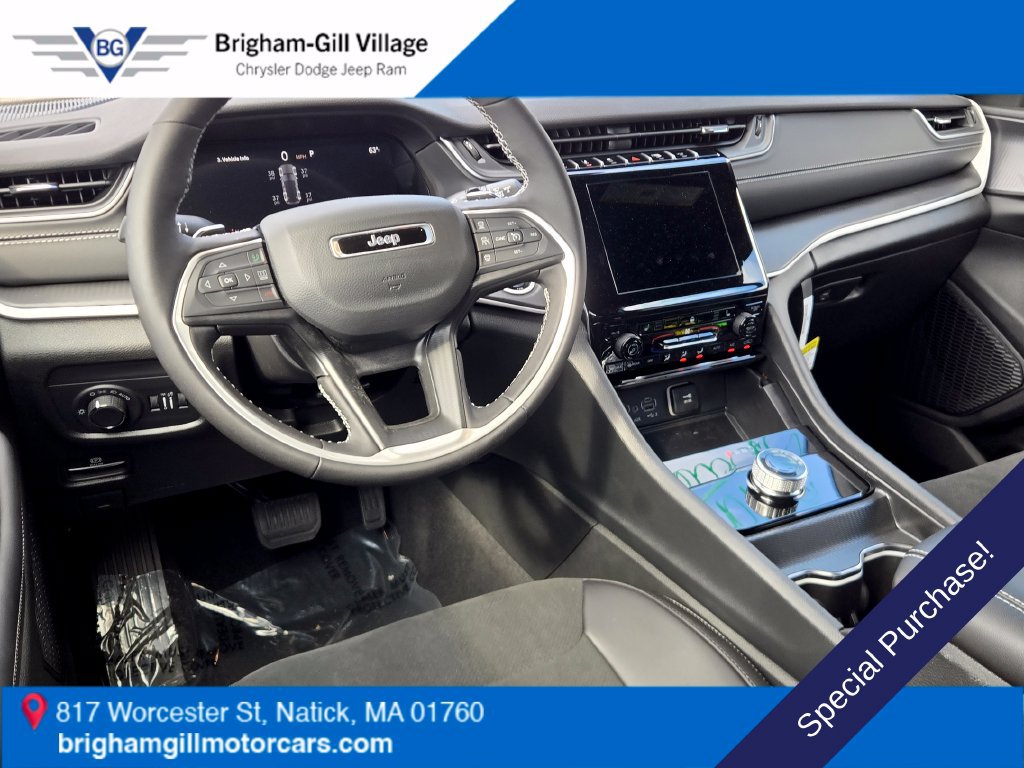 Used 2025 Jeep Grand Cherokee Altitude AWD/4WD image 10