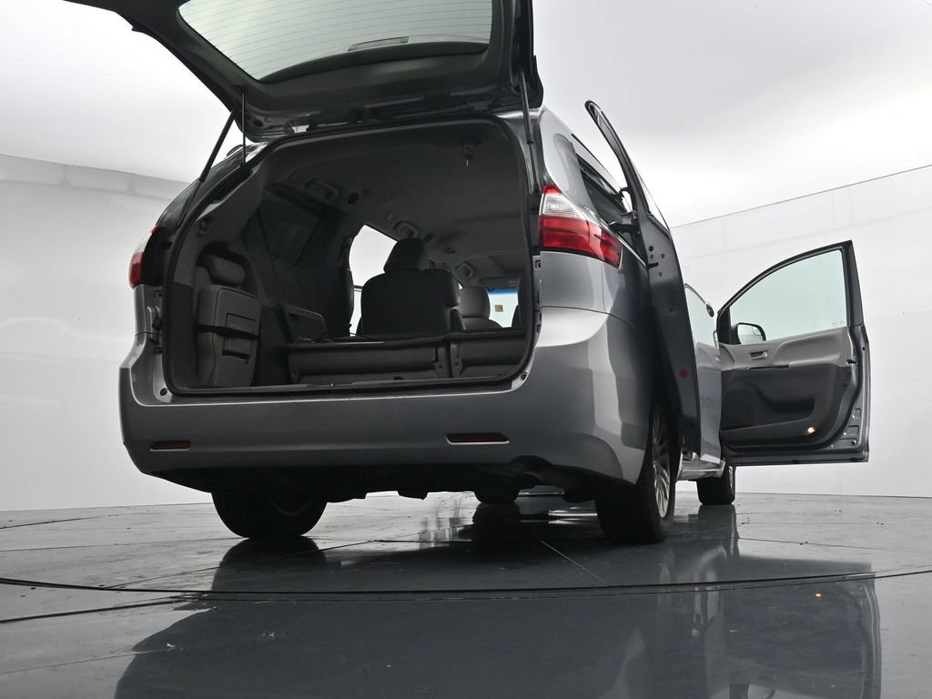Used 2015 Toyota Sienna XLE w/ Four Season Floor Mat Package FWD image 30