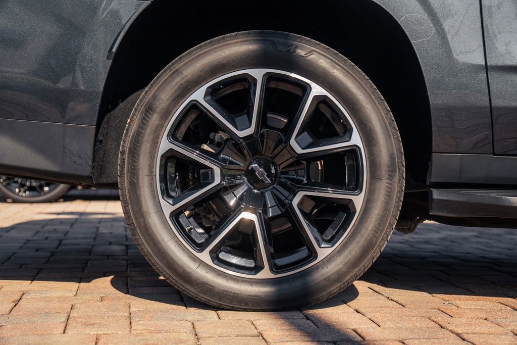 Used 2021 Chevrolet Suburban RST w/ Luxury Package RWD image 13