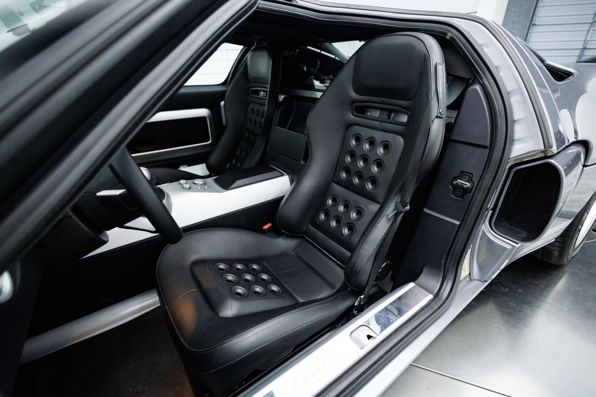 Used 2006 Ford GT RWD image 29
