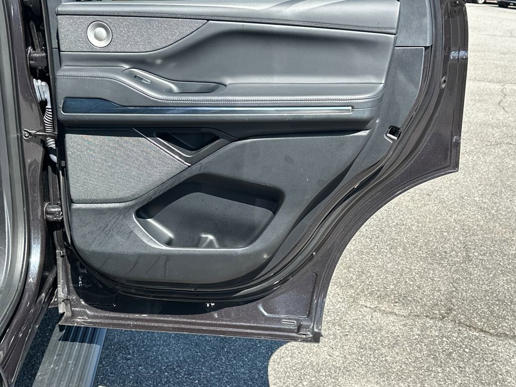 Used 2025 Lincoln Navigator Reserve image 16