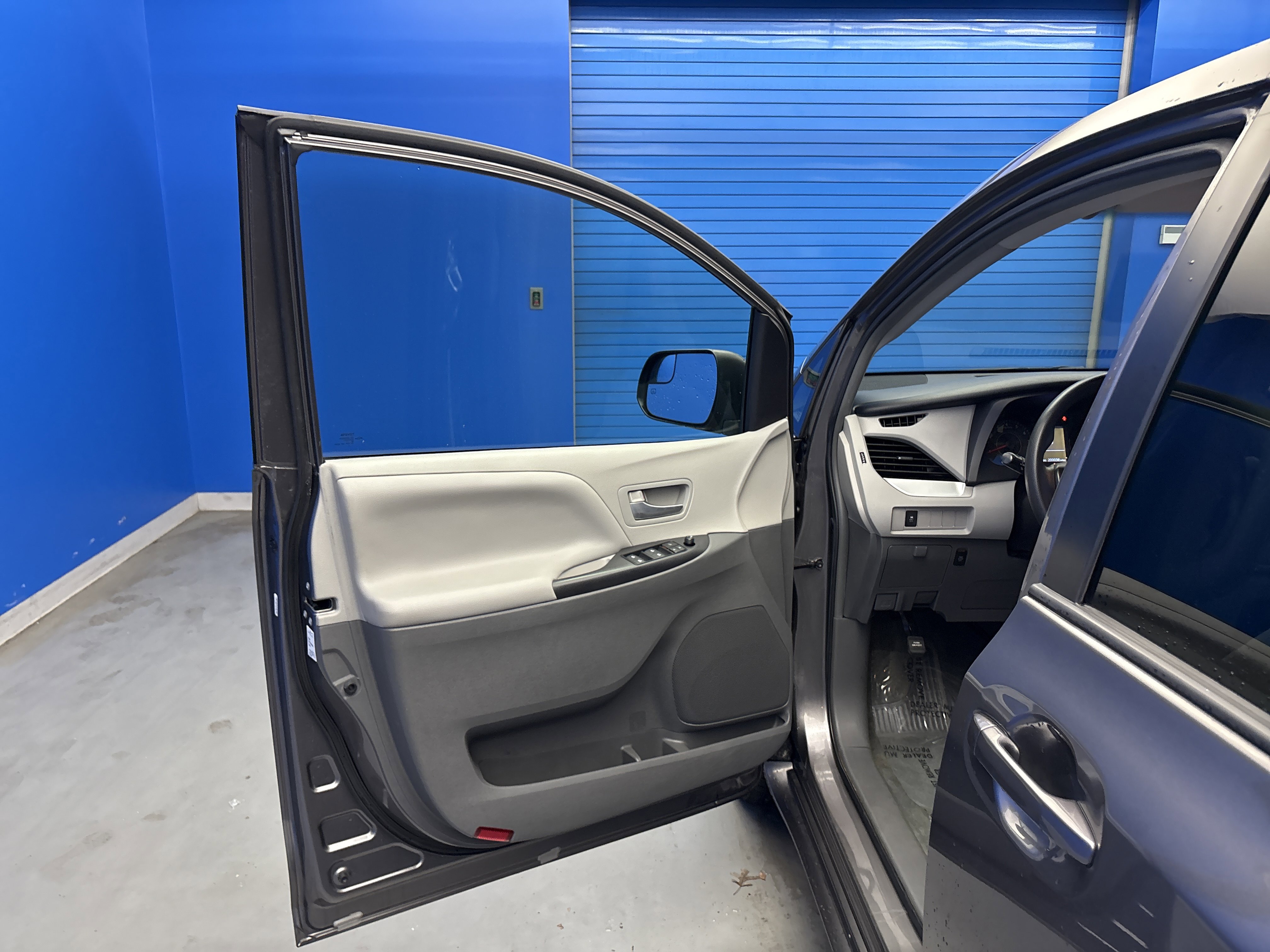 Used 2017 Toyota Sienna LE image 9