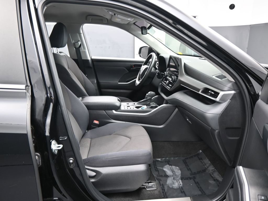 Used 2023 Toyota Highlander L image 37