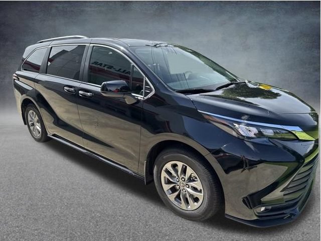 Used 2026 Toyota Sienna XLE FWD image 9