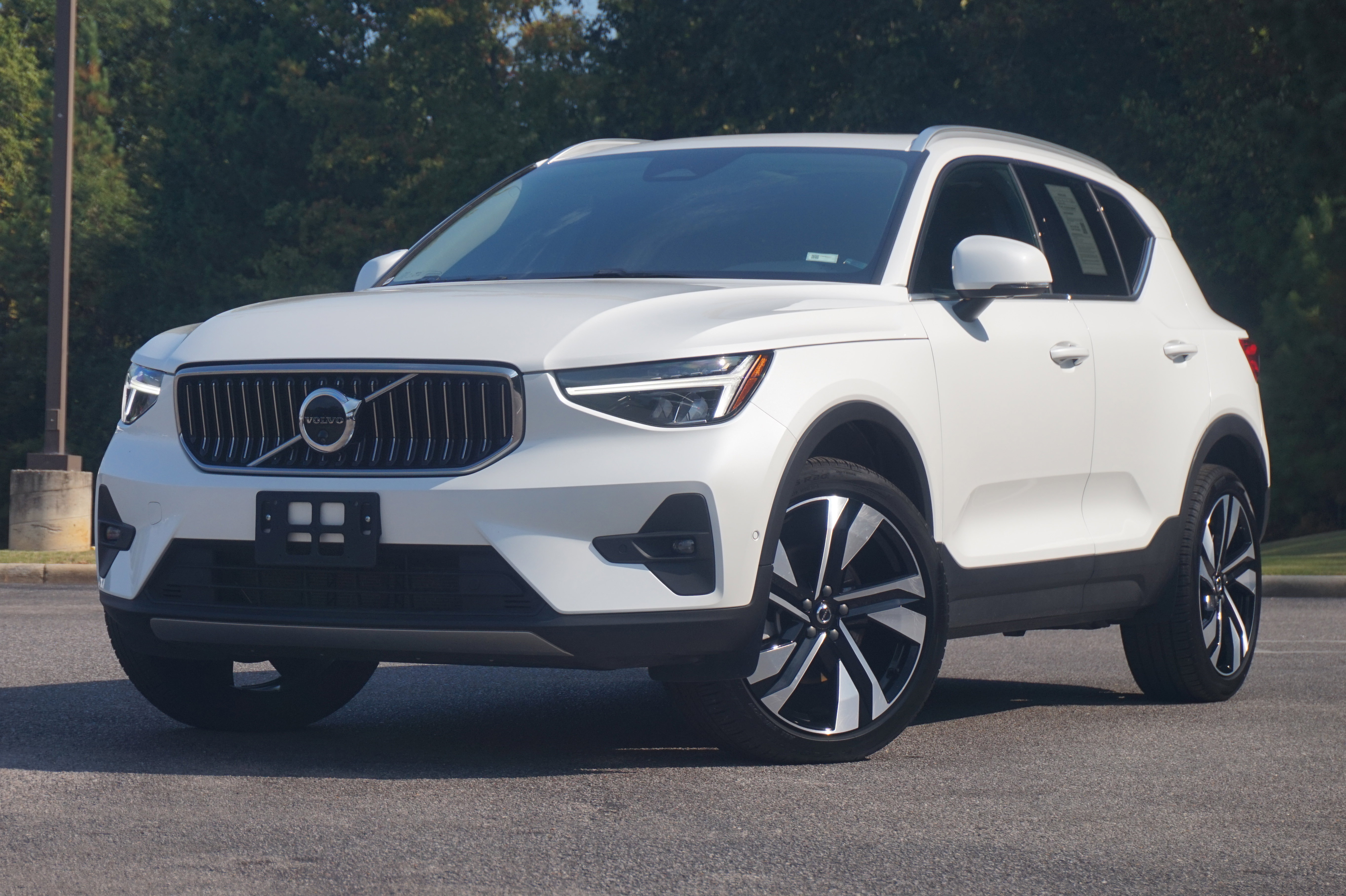 Used 2025 Volvo XC40 B5 Plus image 4