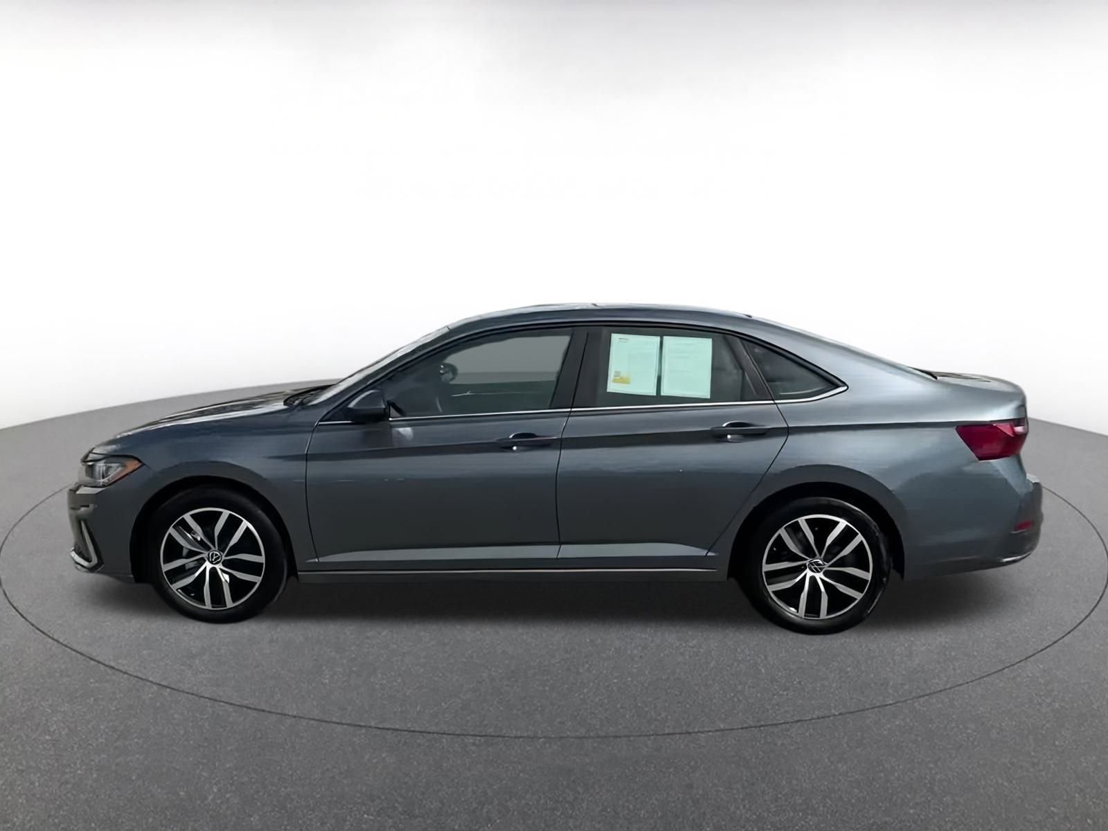 Used 2025 Volkswagen Jetta SE image 9