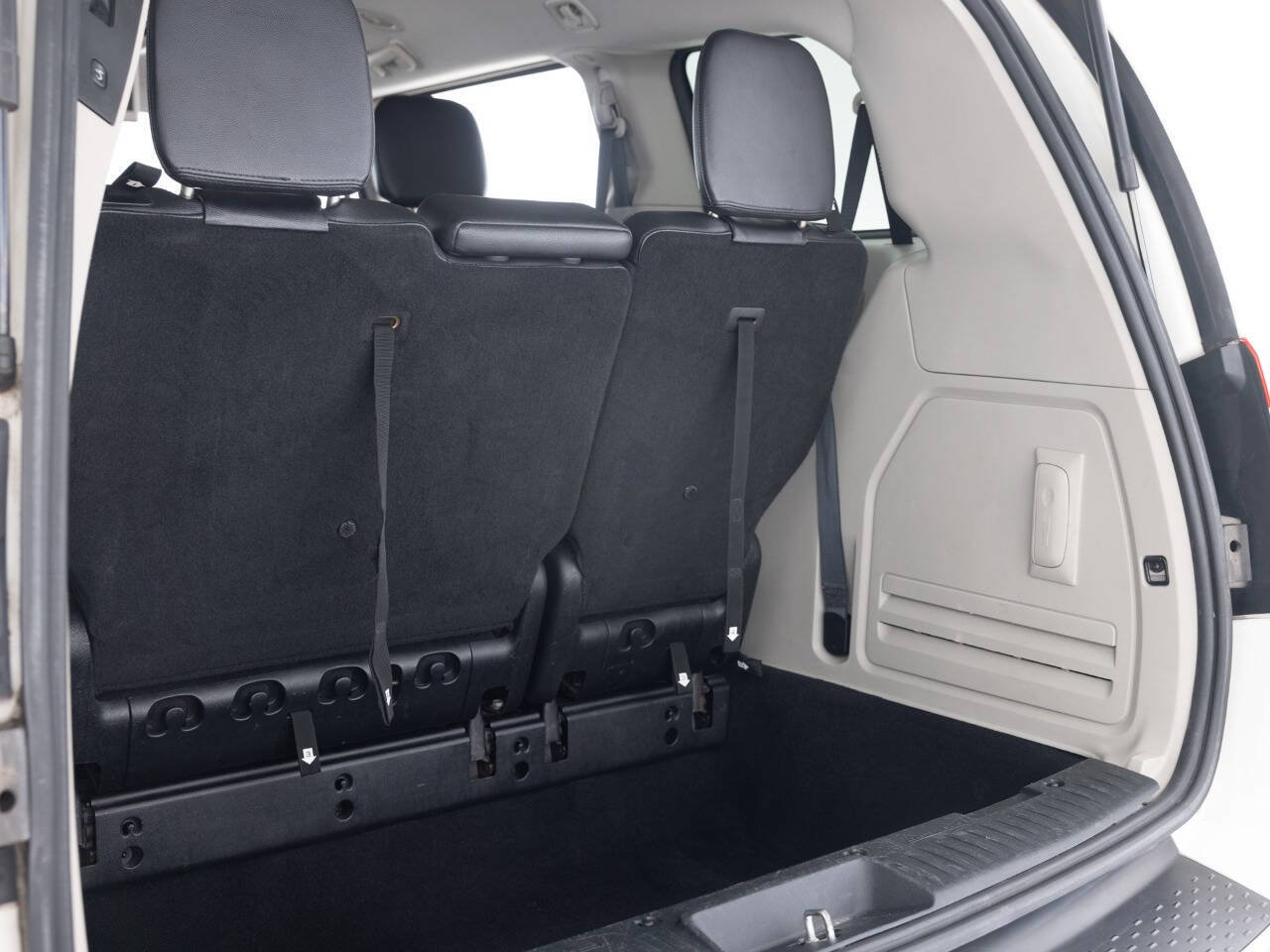 Used 2013 Chrysler Town & Country Touring FWD image 42