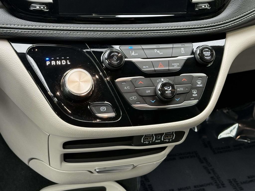 Used 2024 Chrysler Pacifica Select FWD image 17
