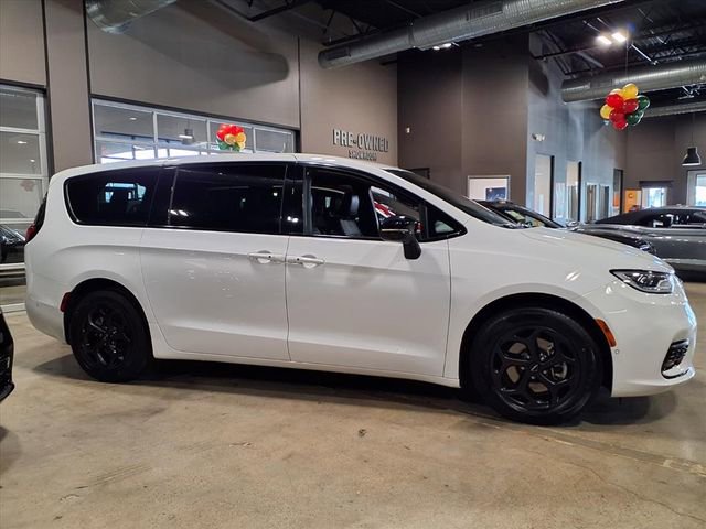 Used 2024 Chrysler Pacifica Select image 9