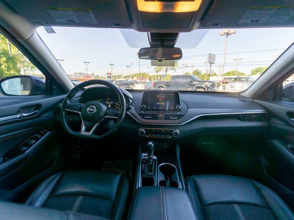 Used 2023 Nissan Altima 2.5 SR image 2