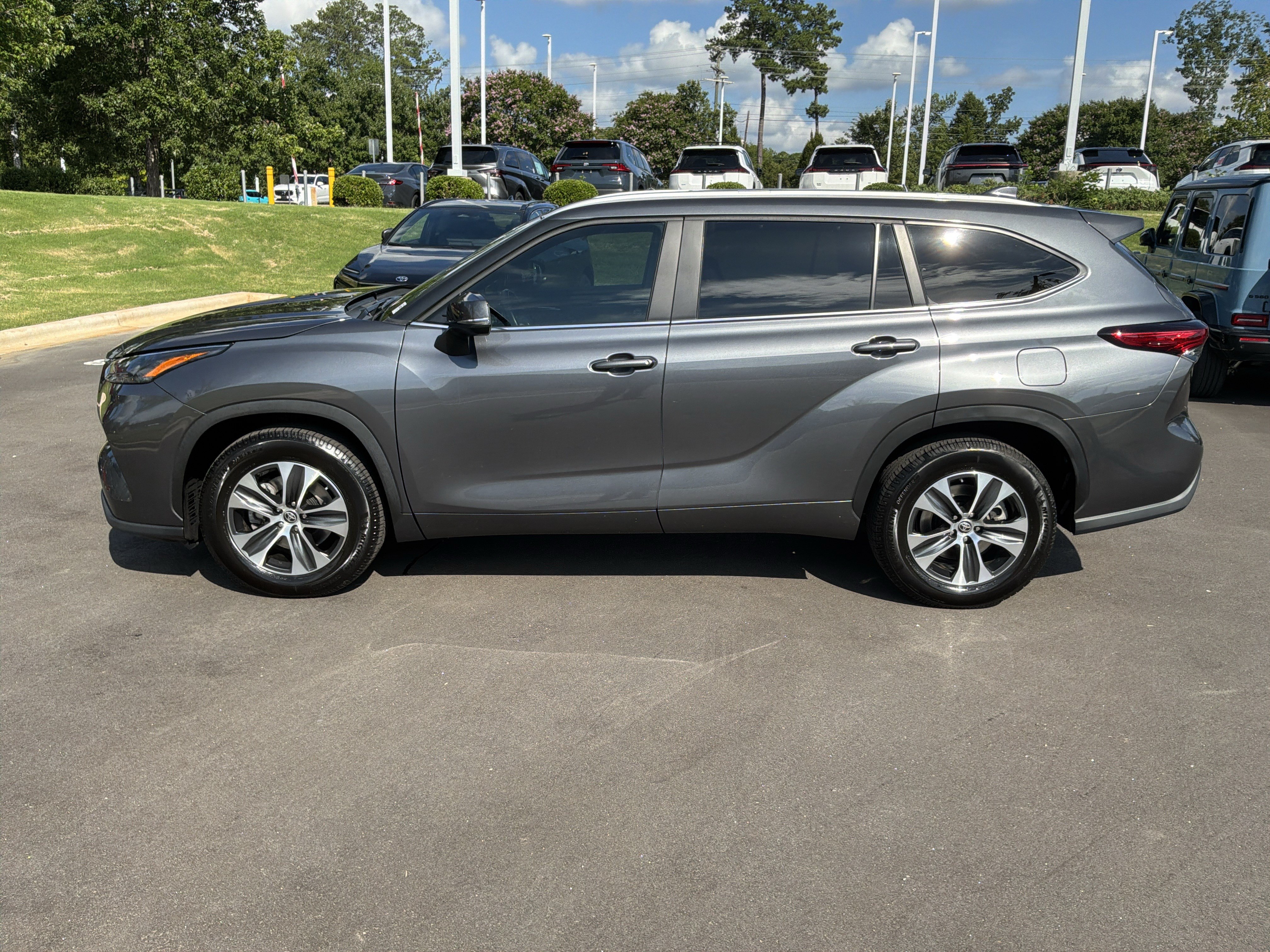 Used 2023 Toyota Highlander XLE FWD image 7
