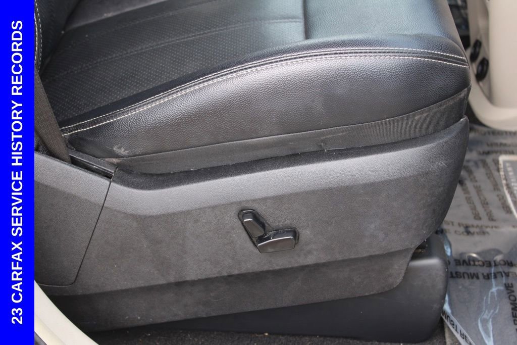 Used 2016 Chrysler Town & Country Touring-L image 21