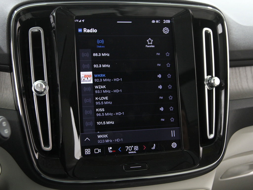 Used 2023 Volvo XC40 B5 Plus w/ Driver Assist Package image 11