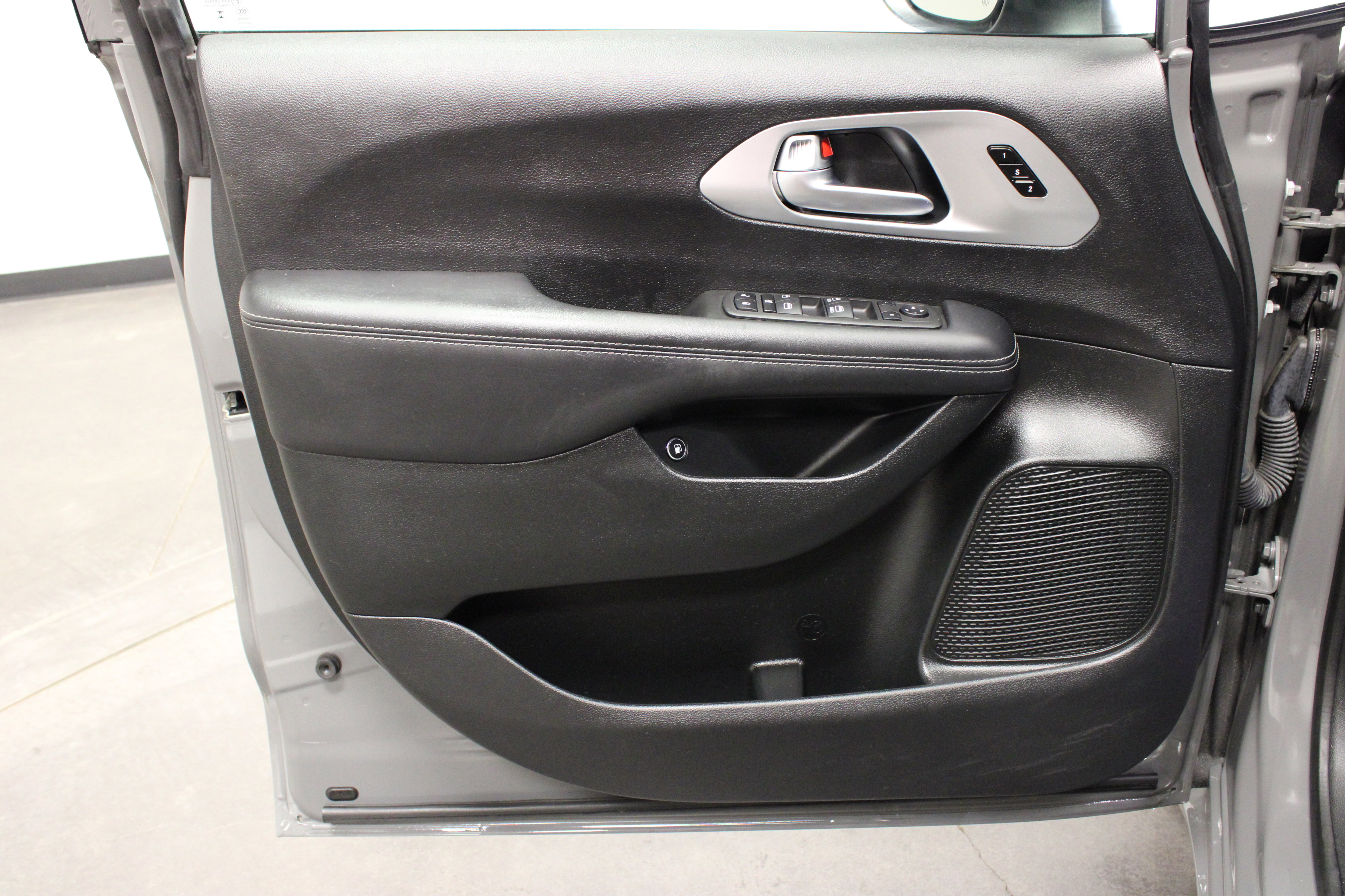 Used 2023 Chrysler Pacifica Touring-L w/ S Appearance Package FWD image 11