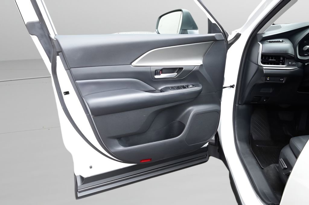 Certified 2024 Toyota Grand Highlander XLE image 13