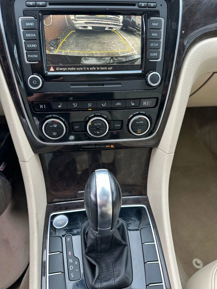 Used 2015 Volkswagen Passat 1.8T SEL Premium image 18